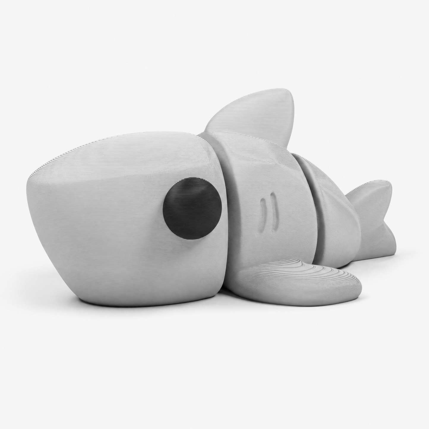 Figura decorativa articulada de tiburón en negro y gris sobre fondo perla