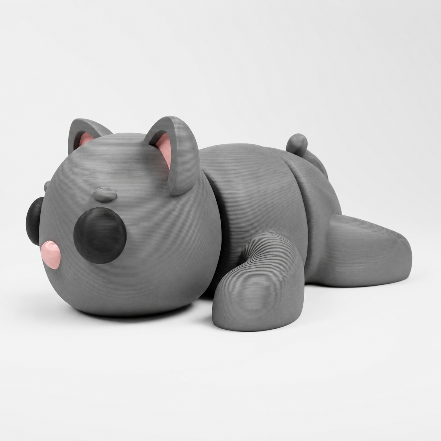 Figura decorativa articulada de gato en gris, negro y rosado sobre fondo perla