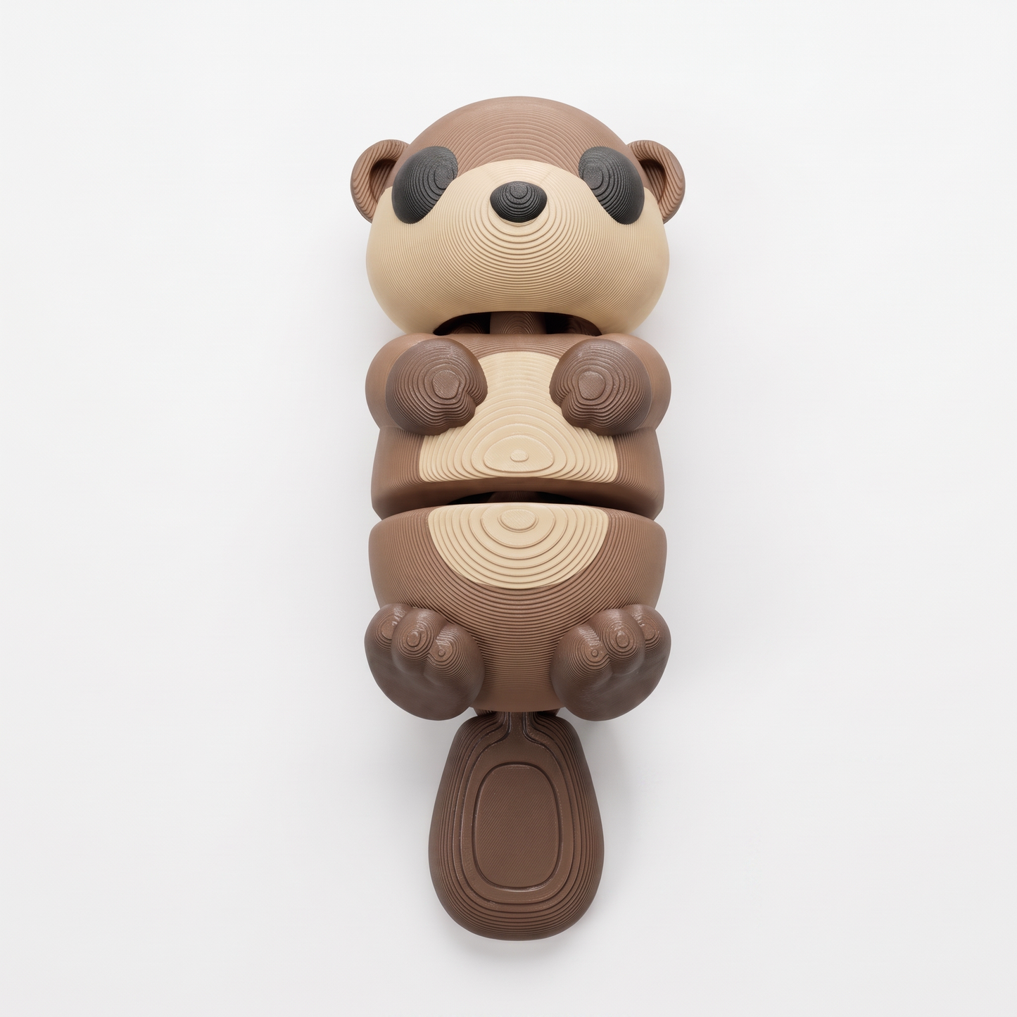 Figura decorativa articulada de nutria en marrón, marrón oscuro, crema y negro sobre fondo perla