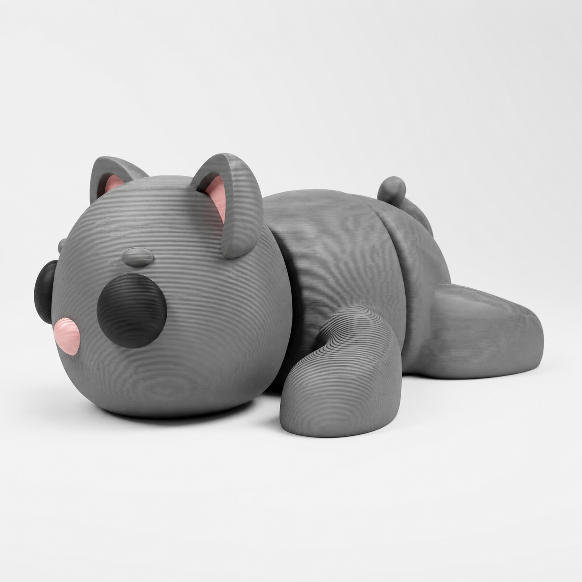 Figura decorativa articulada de gato en gris, negro y rosado sobre fondo perla